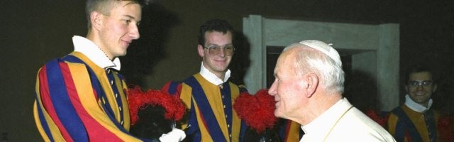 El joven Andreas Widmer, guardia suizo, saluda a Juan Pablo II... que le otorga toda su atención