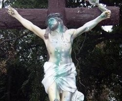 El Cristo del santuario de Lourdes en Santiago de Chile fue atacado con pintura...