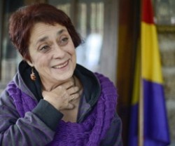La diputada gallega Carmen Iglesias dejó Esquerda Unida, creó su propio grupo mixto ella sola -con sueldo de portavoz- y usa el laicismo para justificar su papel