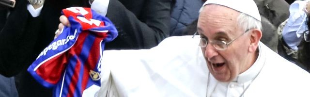 El Papa Francisco no esconde su afición al fútbol y pide que se use como modelo de virtudes, esfuerzo y trabajo en equipo