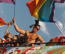 Exhibicionismo en el día del Orgullo Gay - el lobby pide multas a quien menosprecie o critique sus prácticas sexuales