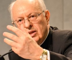 El cardenal Lorenzo Baldisseri presenta la hoja de ruta del Sínodo sobre la Familia de octubre de 2014
