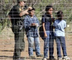 Niños centroamericanos sin papeles con un guardia fronterizo cerca de Laredo, Texas