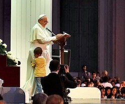 Carlos, el pequeño colombiano que en octubre pasado sorprendió a todos subiéndose con el Papa y abrazándole.
