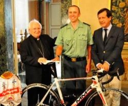 El ciclista, el embajador y el cardenal en la embajada española ante la Santa Sede