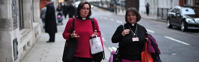 La Iglesia anglicana de Inglaterra, que ya ordenaba más sacerdotisas que pastores varones, ahora ordenará obispesas... pero eso no atraerá feligresía