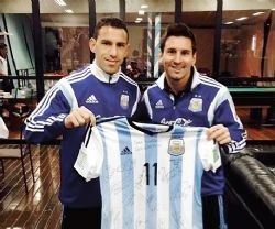 Messi y Rodríguez con la camiseta que envían a su compatriota el Papa