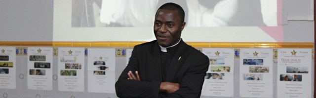 El padre Kenneth es hoy sacerdote de la diócesis de Cartagena-Murcia y colabora con Ayuda a la Iglesia Necesitada
