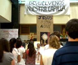 El lunes 21 se celebró al última misa en los pasillos de la Universidad Complutense, con 200 personas