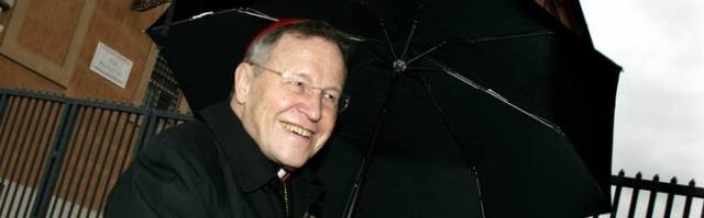 Llueven las críticas sobre la propuesta del cardenal Kasper -en la foto- de dar la comunión a quien vive maritalmente con quien no es su cónyuge ante Dios