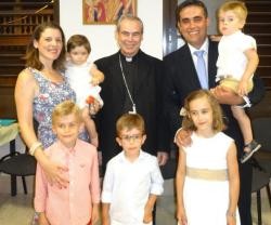 El obispo Jesús Catalá, de Málaga, con la familia que envía como misionera a Irlanda, en red con el Camino Neocatecumenal