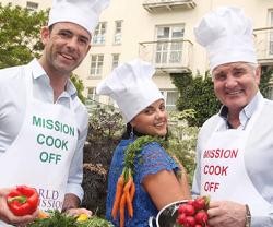 La soprano Celine Byrne con Earley y Pope en la campaña cocinera de las misiones irlandesas