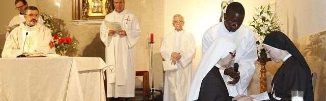 La abuela María Paz, aún con velo blanco, profesa sus votos ante la abadesa de las clarisas capuchinas
