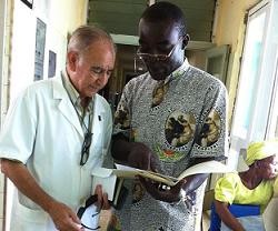 El padre Miguel Pajares y el sanitario George Convey en su hospital de Liberia... antes de morir en el estallido de ébola