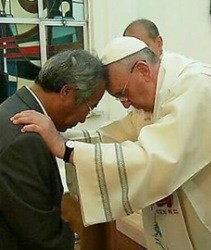El Papa Francisco bautiza al padre de un joven que murió en el ferry de Sewol