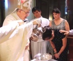 Osoro, siendo arzobispo en Valencia, bautiza una de las nuevas feligresas de la comunidad católica china de la ciudad levantina