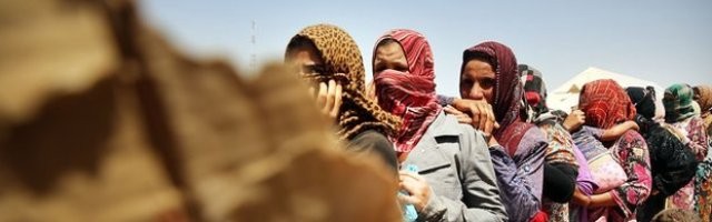 Mujeres refugiadas en Khazair, Irak... los yihadistas hacen negocio con las mujeres de minorías no islámicas, que venden como siervas, concubinas o segundas esposas