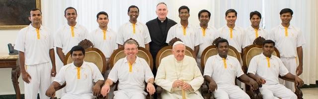 El Papa Francisco con la recién creada selección de cricket del Vaticano, con los colores de la Santa Sede - casi todos son seminaristas de India, Sri Lanka y Afganistán