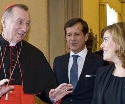 El cardenal Pietro Parolin con Soraya Sáenz de Santa María