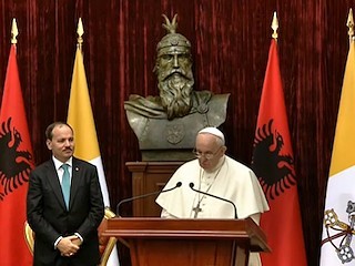 El Papa elogió ante el presidente albano la convivencia religiosa en el país tras la dictadura comunista.