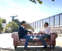 Pedro Sánchez, líder del PSOE, y Risto Mejide, entrevistador incisivo, en el sofá Chester