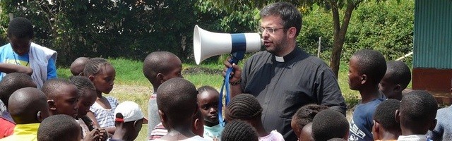 A veces el megáfono es un buen aliado del misionero en África... pero los viajes duros a sitios remotos no suelen faltar