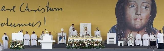 2014/09/27/md/19093_el_altar_de_la_ceremonia_de_beatificacion_del_alvaro_del_portillo.jpg