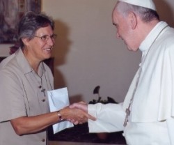 La hermana Luzia Premoli con el Papa Francisco... es la primera mujer miembro de una Congregación, en este caso Evangelización de los Pueblos