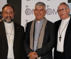 Los tres obispos misioneros en la sede de Obras Misionales Pontificias apoyando el Domund