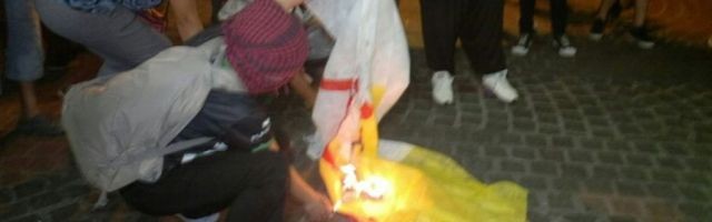 Las abortistas intentan quemar una bandera vaticana ante la catedral... hasta que se la quitaron