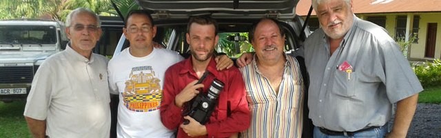 De izquierda a derecha, el primero, segundo y cuarto son misioneros; los otros dos, los periodistas; juntos en la Sierra Leona del ébola