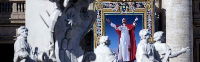 Pablo VI en el tapiz de beatificación, de cuerpo entero para expresar su salida al mundo como viajero