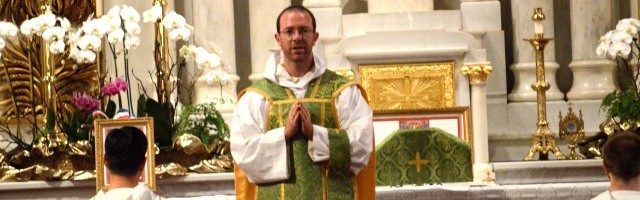 Peter Hannah revestido para celebrar la misa según el rito propio dominico