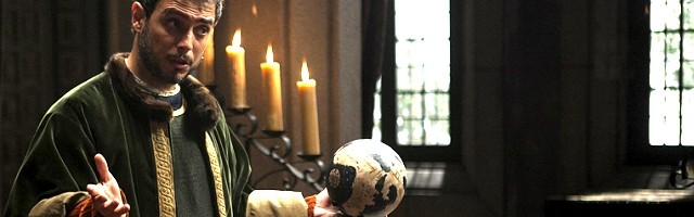 Cristóbal Colón, con su esfera del mundo en la mano, en la serie de RTVE sobre los Reyes Católicos