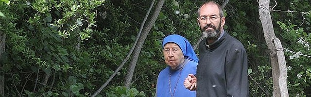 El padre Luis Montes con su madre: una historia propia de una familia de fe.