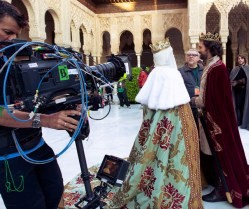 Rodando la serie de TV Isabel en la Alhambra de Granada... ahora, rodar en iglesias andaluzas requerirá más permisos y papeles