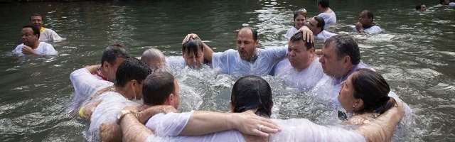Protestantes de Brasil en Yardenit, en el río Jordán... la Iglesia Católica admite como cristiano a todo bautizado en nombre del Padre, del Hijo y del Espíritu Santo
