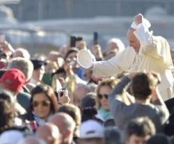El Papa Francisco con la gente en la plaza de San Pedro para la audiencia de cada miércoles