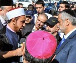 Representantes cristianos, musulmanes y drusos acudieron el 19 de noviembre a Har Nof a presentar sus condolencias tras el atentado a la sinagoga