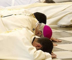 El gesto de monseñor Martínez llega tras el descubrimiento de casos de pederastia en su diócesis.