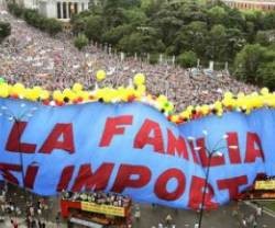 Macromanifestación La Familia Sí Importa en 2005 en Madrid - tanto el gobierno de Zapatero como el de Rajoy han ignorado sus reivindicaciones