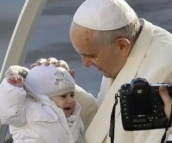 El Papa Francisco aprovecha las audiencias de los miércoles para saludar a niños y familias de peregrinos