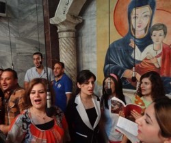 Ensayo de cantos en el coro de una iglesia católica de Kirkuk