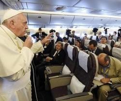 El Papa Francisco aprovecha sus viajes en avión para hablar con los periodistas