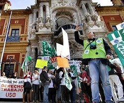 La Junta de Andalucía plantea un ERE encubierto por razones ideológicas, según los manifestantes.