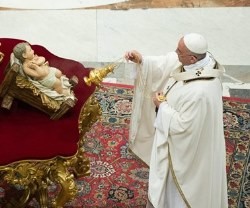 El Papa Francisco con el incienso ante el Niño Jesús en Misa de Navidad