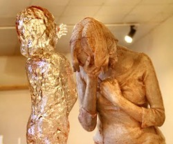 La célebre escultura del eslovaco Martin Hudacek retrata el sufrimiento de la madre que ha abortado y aspira al perdón de la criatura muerta.