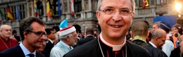 Johan Bonny, obispo de Amberes - 1 millón de habitantes, sólo 4 seminaristas- quiere cambiar la doctrina católica y no lo oculta