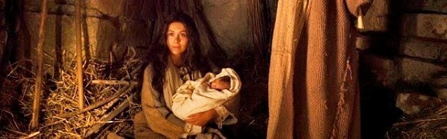 Representación de María y el Niño en una película -menor- norteamericana... incluso entre poco creyentes o practicantes se cree en María como Madre Virgen.