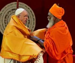 El representante de la comunidad hindú en Sri Lanka -país mayoritariamente budista- da la bienvenida al Papa con un chal que expresa honor y respeto
